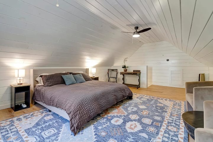La camera Okemo: una spaziosa suite con letto king-size, lenzuola morbide e una tranquilla area scrivania, ideale per lavorare, pianificare o rilassarsi dopo una giornata di avventure nel Vermont.