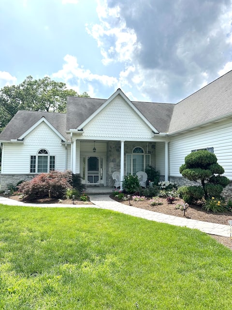 King's Victorian, 5 bed 3-1/2 bath (Main/Basement)