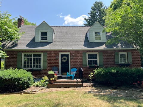 Cozy Cape in Lemont - perfect retreat