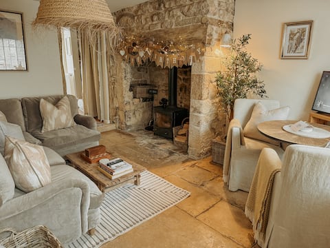 Popular Airbnb listing: Little Nook Cottage - Cosy & Large Garden in Winchcombe