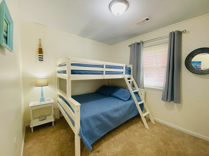 Chambre avec lits jumeaux avec lits superposés