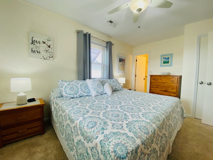 Chambre avec lit King Size, salle de bain attenante.