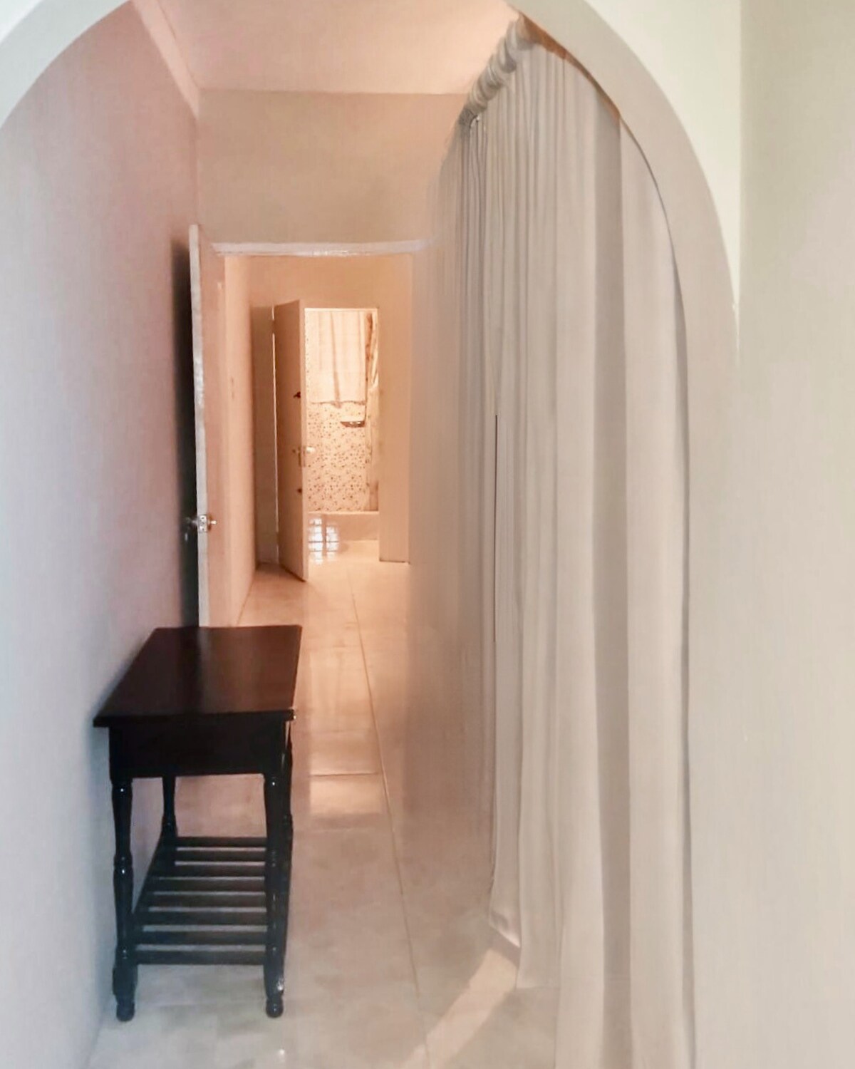 第三个睡眠空间的走廊视图，带窗帘 