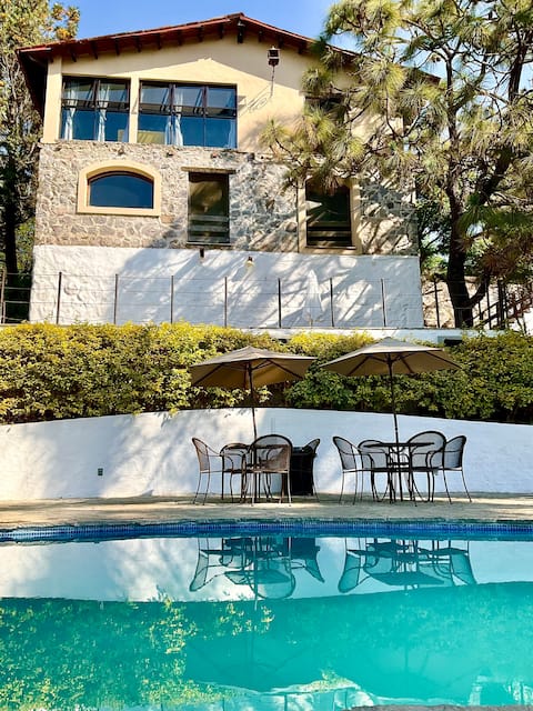 Beautiful mountain cottage with pool