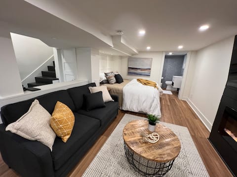 Top Airbnb: Newly renovated downtown suite! in Kingston