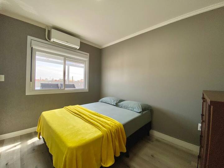 Doppelzimmer, Klimaanlage, Ventilator, Kommode zur Aufbewahrung von Kleidung. 