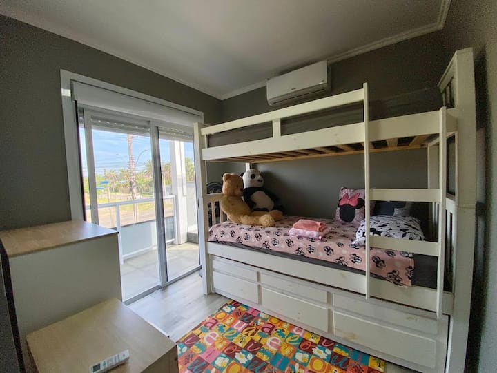 Kinderzimmer mit 3 Einzelbetten, Klimaanlage, Kommode zur Aufbewahrung von Kleidung und Spielzeug. 