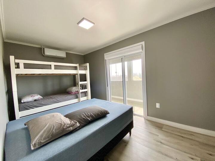 Doppelzimmer + 3 Einzelbetten, Klimaanlage, Ventilator, Nachttisch. 