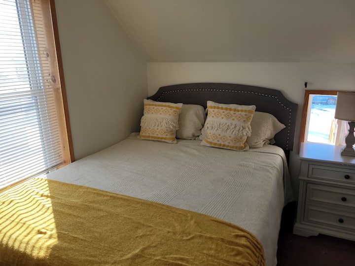 Manželská posteľ s luxusnou posteľnou bielizňou a vankúšmi Sealy. Toto je stredne mäkký matrac Serta. 