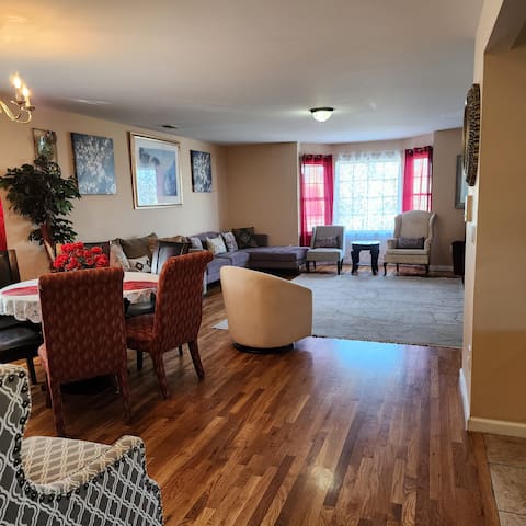 Inviting 5BR | Sleeps 14+ | 8 Min to EWR + Parking gallery image 2