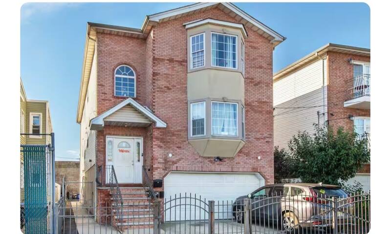 Comfortable 5BR Retreat | Near EWR & Free Parking