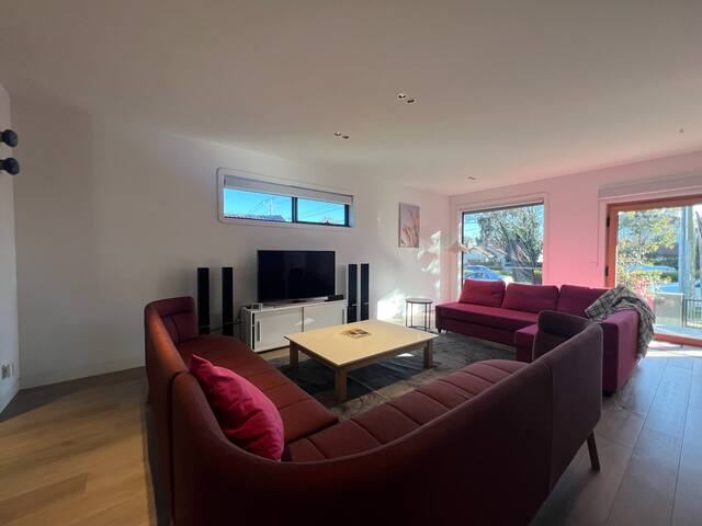 Luxury Holiday Home- Deakin Uni & Boxhill Hospital gallery image 2