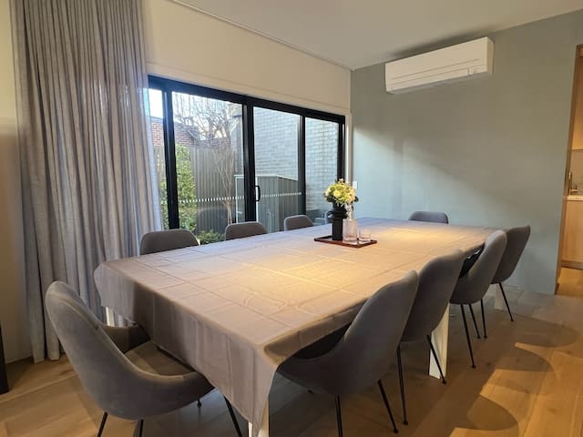 Luxury Holiday Home- Deakin Uni & Boxhill Hospital gallery image 5