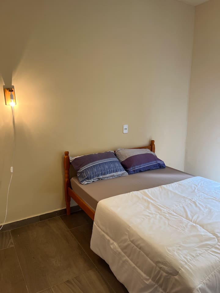 Te informamos que no tenemos sábanas, incluidas sábanas, lomos, almohadas y almohadas, así como juegos de baño, que incluyen toallas faciales, baños y alfombras.