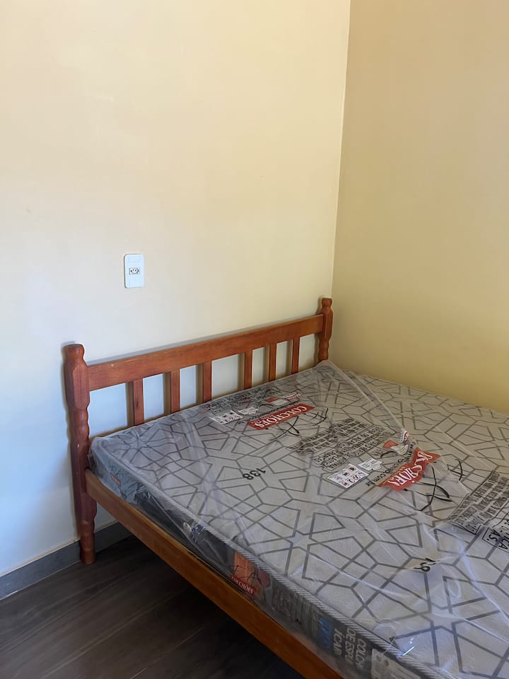 Te informamos que no tenemos sábanas, incluidas sábanas, lomos, almohadas y almohadas, así como juegos de baño, que incluyen toallas faciales, baños y alfombras.