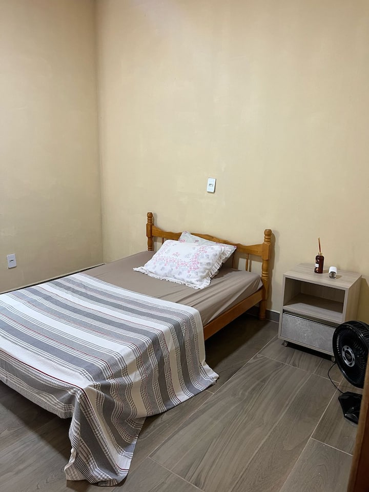 Te informamos que no tenemos sábanas, incluidas sábanas, lomos, almohadas y almohadas, así como juegos de baño, que incluyen toallas faciales, baños y alfombras.