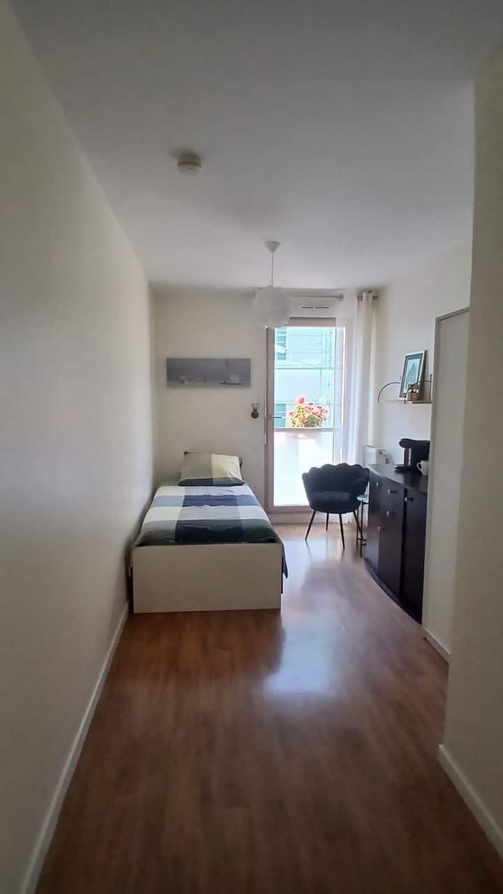 Chambre Avec Salle De Bain Indépendante - Romainville