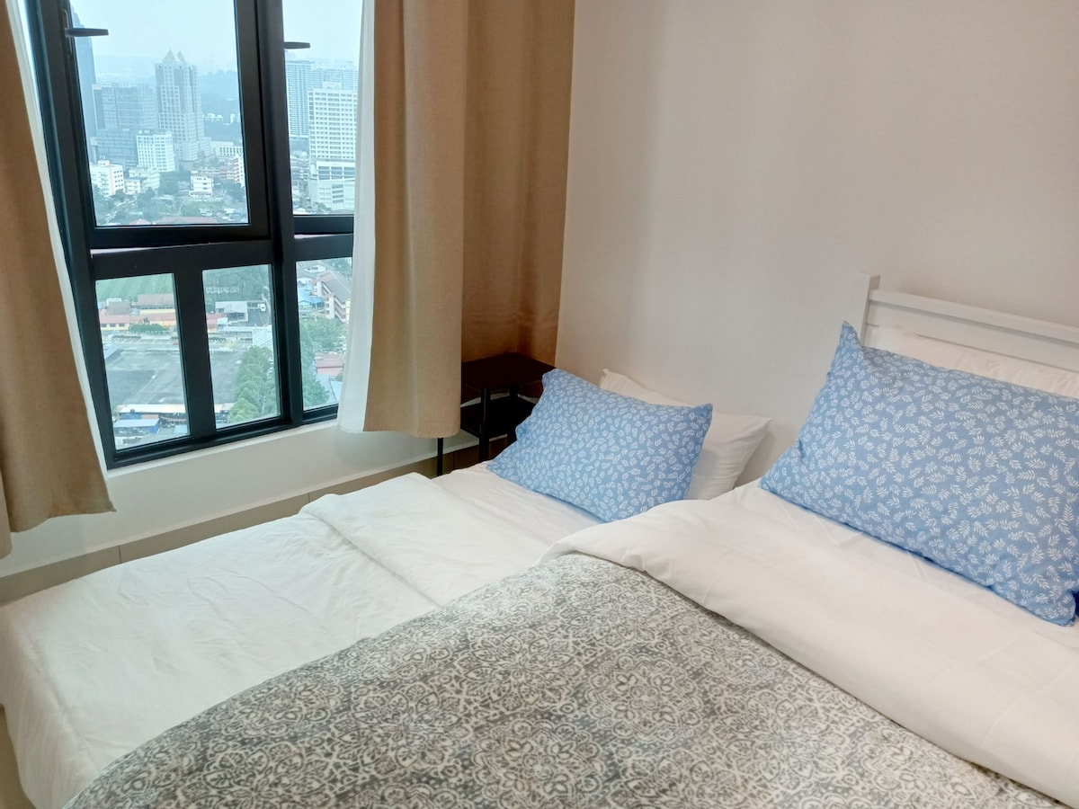 Kuna kitanda kimoja cha kuvuta kitanda cha malkia, kitanda cha kuvuta kiko kwenye magurudumu na kinasukumwa kwa urahisi, kuwa mwangalifu usijeruhiwe.