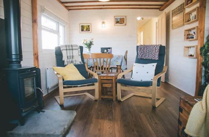Off-grid Cosy Cabin On A Working Farm - 웰링버러
