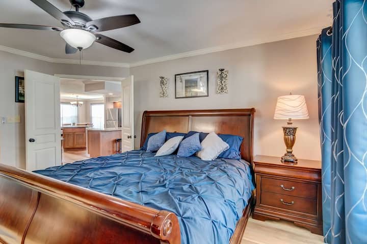 Ძალიან კომფორტული საწოლი მთავარ საძინებელში.