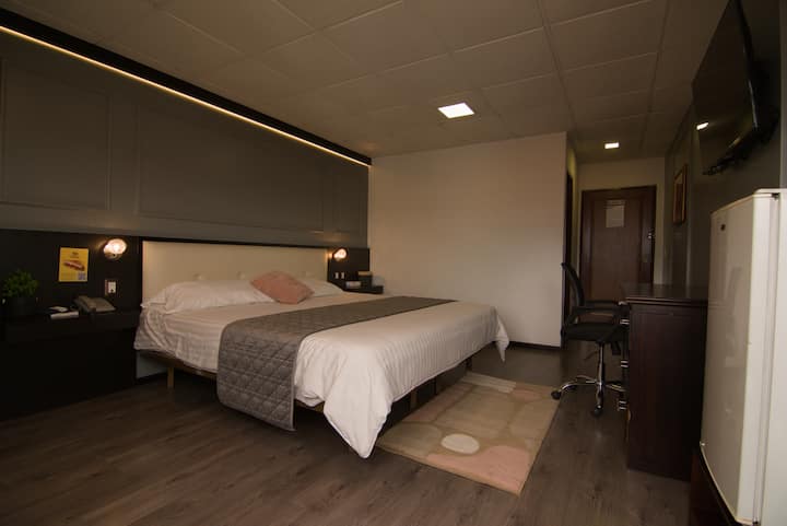 Apartman s velikim krevetom i ergonomskim radnim stolom. Suvremeni dizajn, mirna atmosfera i izvrsna rasvjeta. Idealno za putnike koji traže udobnost i funkcionalnost u blizini zračne luke.