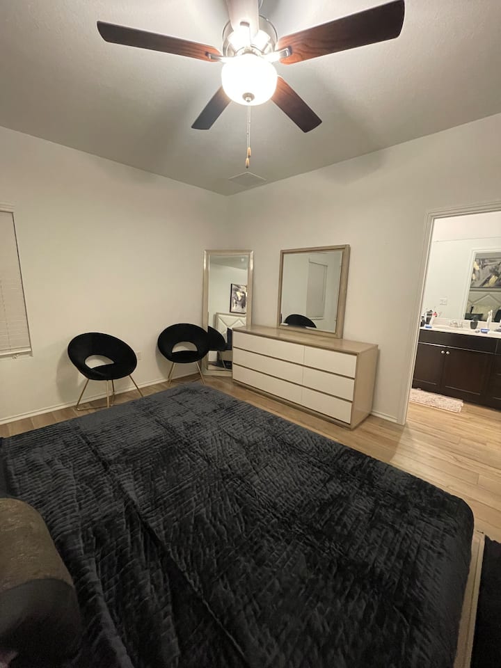 Dhomë gjumi kryesore me krevat dopio "king", komo, banjë të kompletuar ngjitur, rutine vrapimi dhe karrige të rehatshme. 