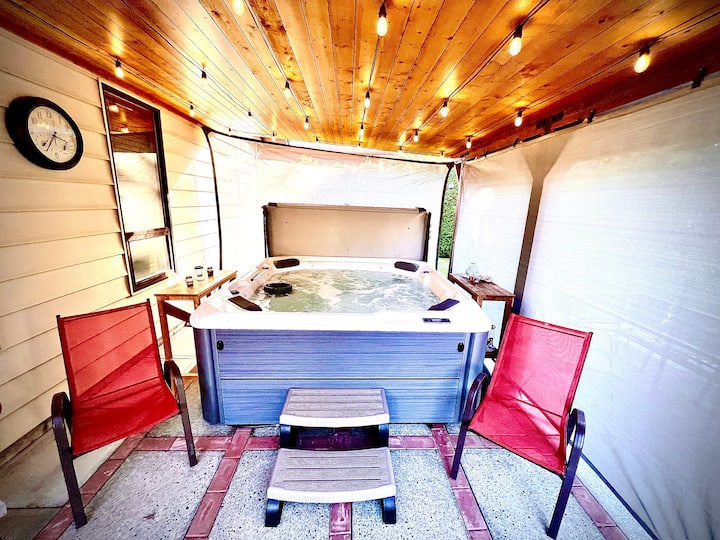 The Hideout Houses for Rent in Scotch Creek, British Columbia, Canada