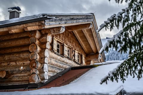 Luxury log cabin chalet - hot tub and Swiss pine sauna