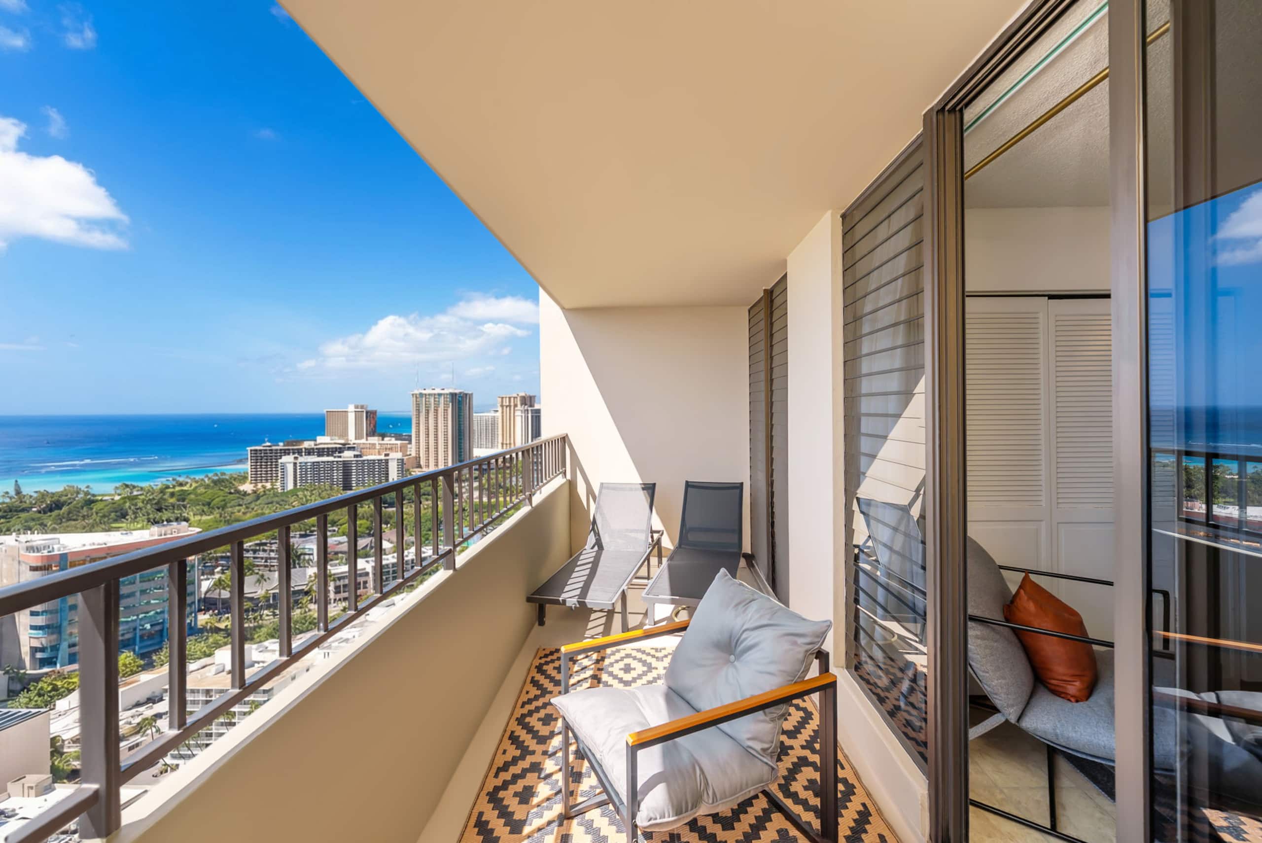 Condo in Honolulu · ★5.0 · 2 bedrooms · 5 beds · 2 private baths - Image 39