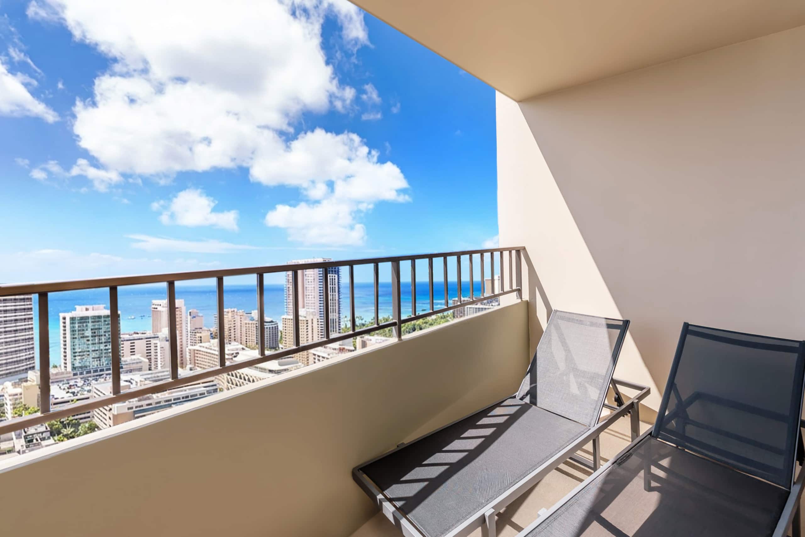 Condo in Honolulu · ★5.0 · 2 bedrooms · 5 beds · 2 private baths - Image 36
