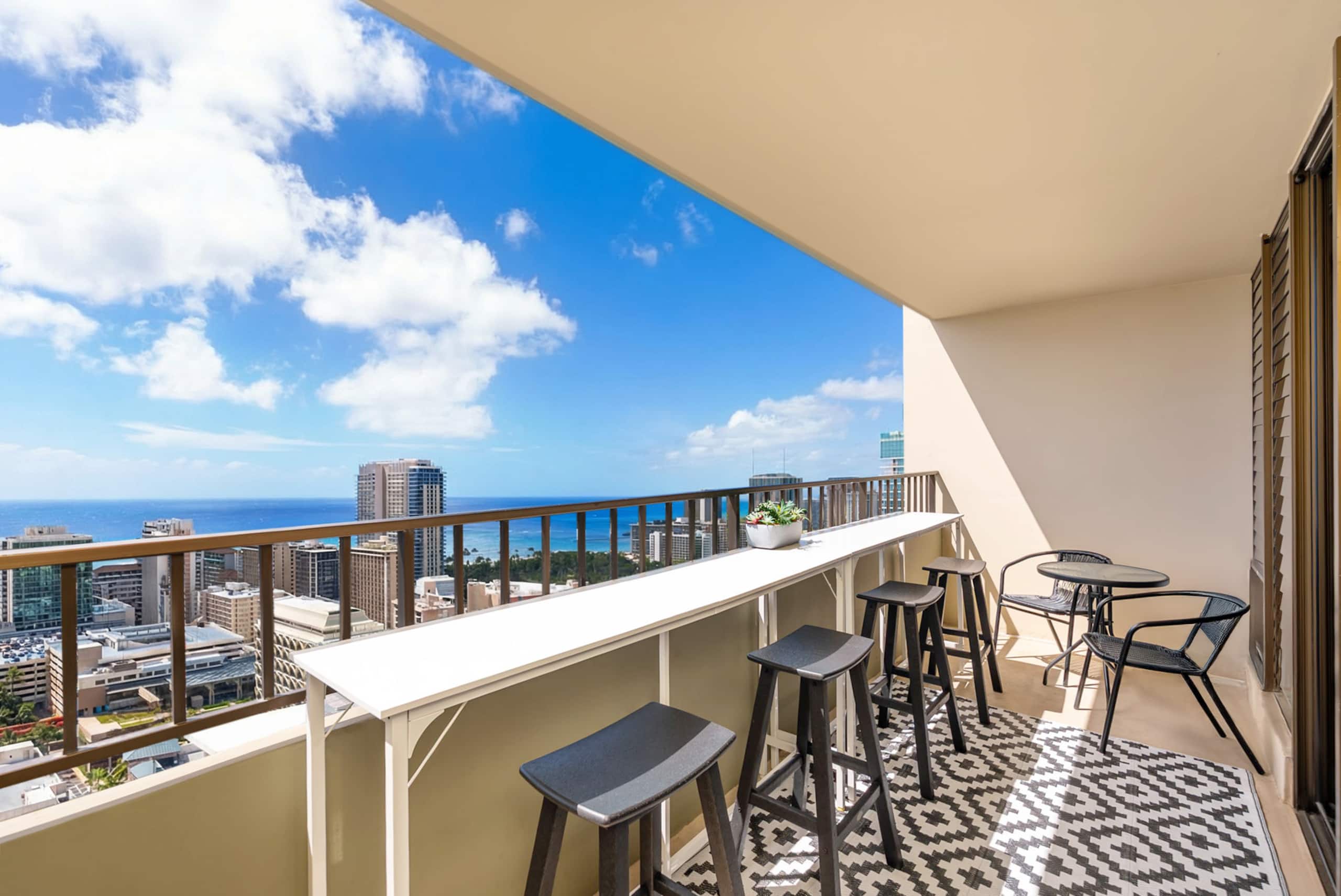 Condo in Honolulu · ★5.0 · 2 bedrooms · 5 beds · 2 private baths - Image 32