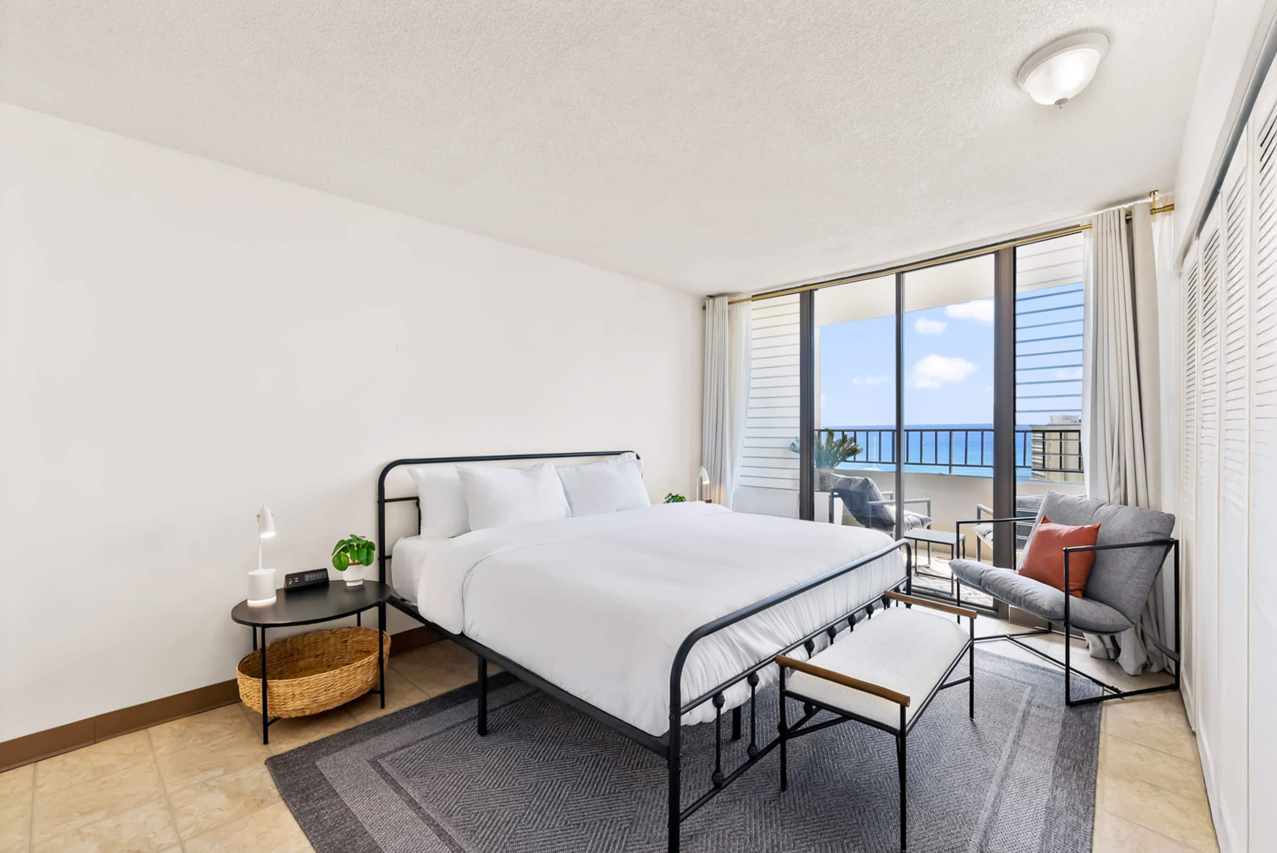 Condo in Honolulu · ★5.0 · 2 bedrooms · 5 beds · 2 private baths - Image 2