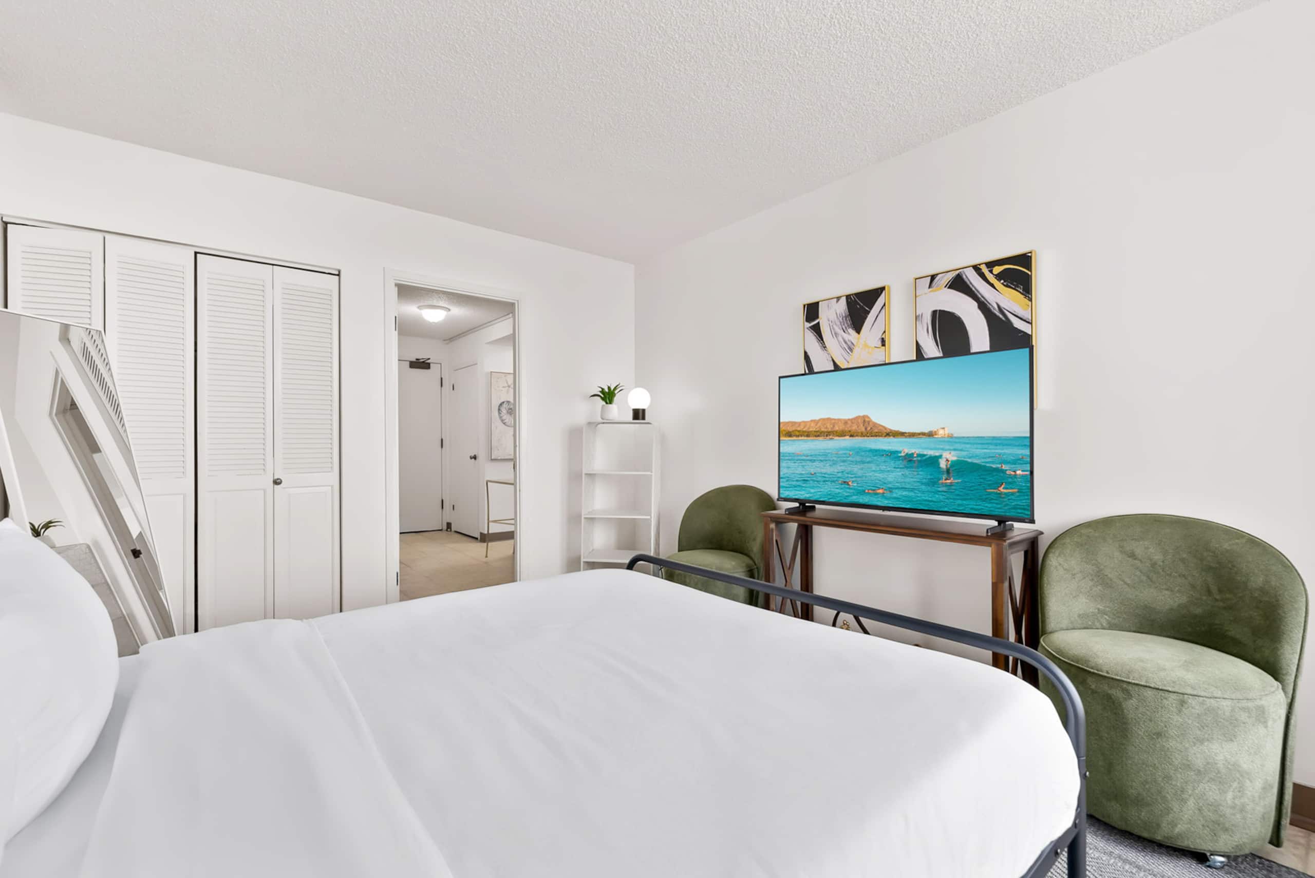 Condo in Honolulu · ★5.0 · 2 bedrooms · 5 beds · 2 private baths - Image 19