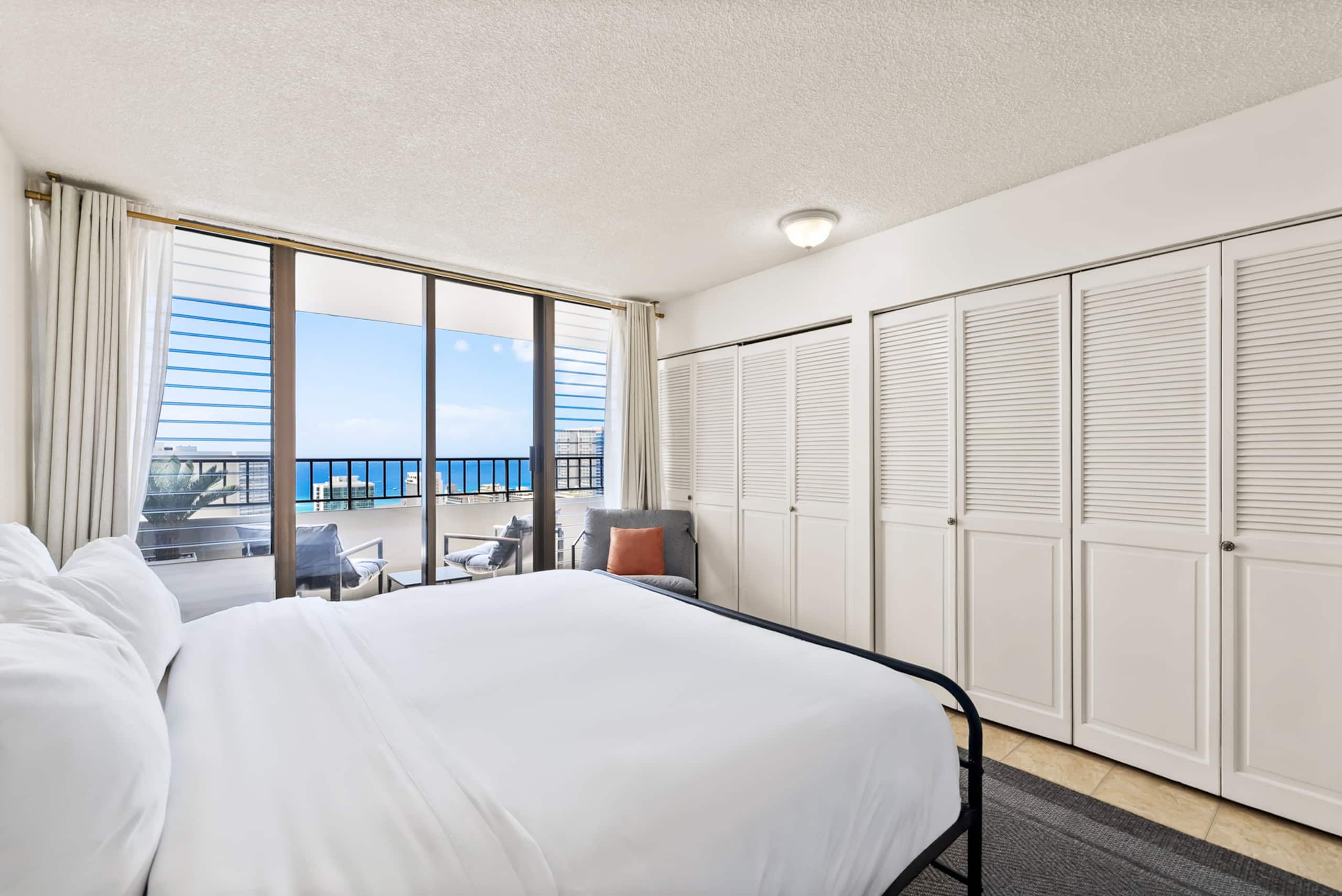 Condo in Honolulu · ★5.0 · 2 bedrooms · 5 beds · 2 private baths - Image 21