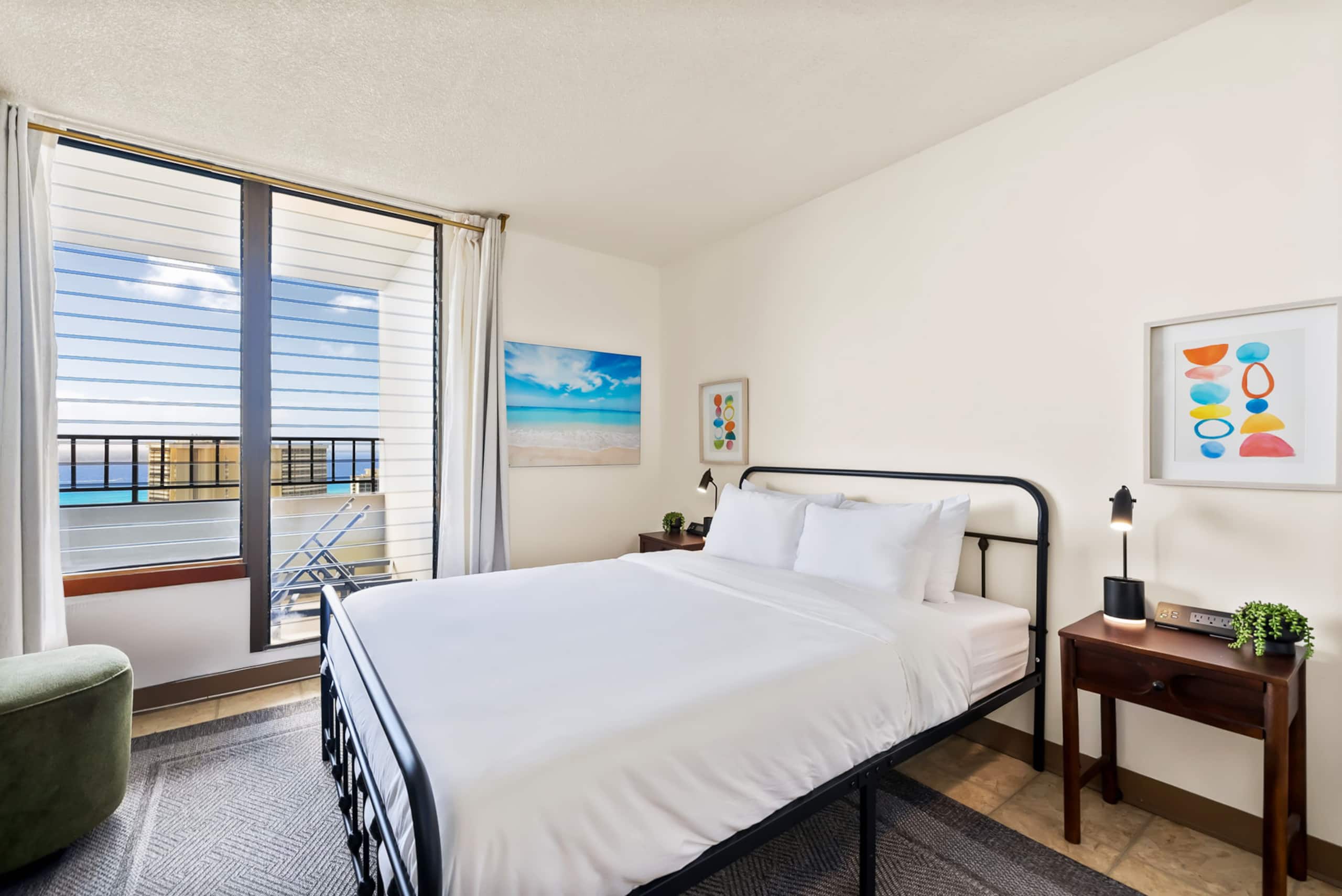 Condo in Honolulu · ★5.0 · 2 bedrooms · 5 beds · 2 private baths - Image 18
