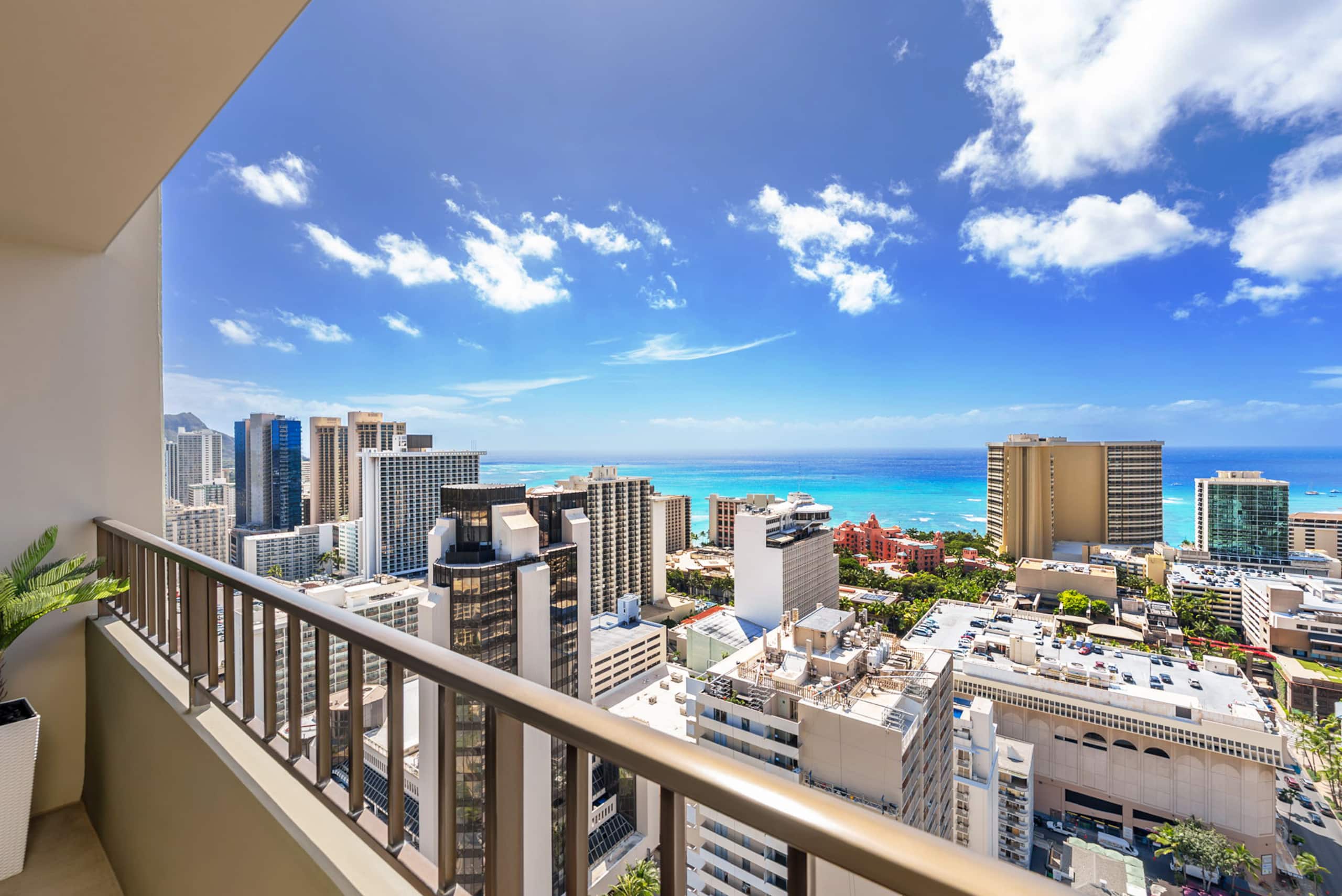 Condo in Honolulu · ★5.0 · 2 bedrooms · 5 beds · 2 private baths - Image 38