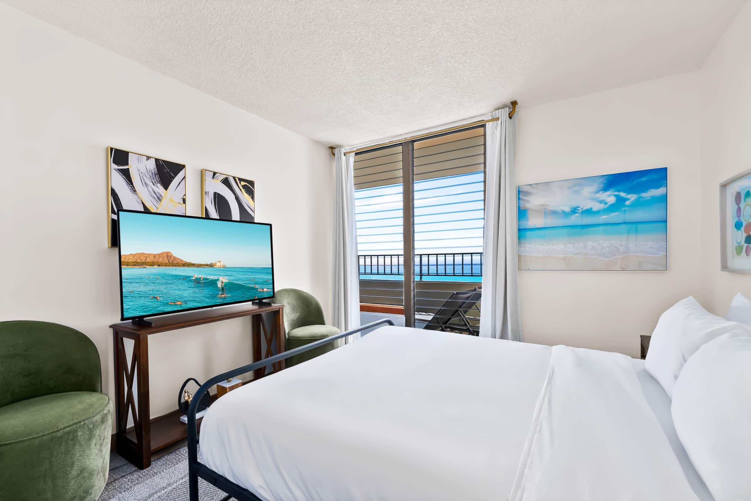 Condo in Honolulu · ★5.0 · 2 bedrooms · 5 beds · 2 private baths - Image 1