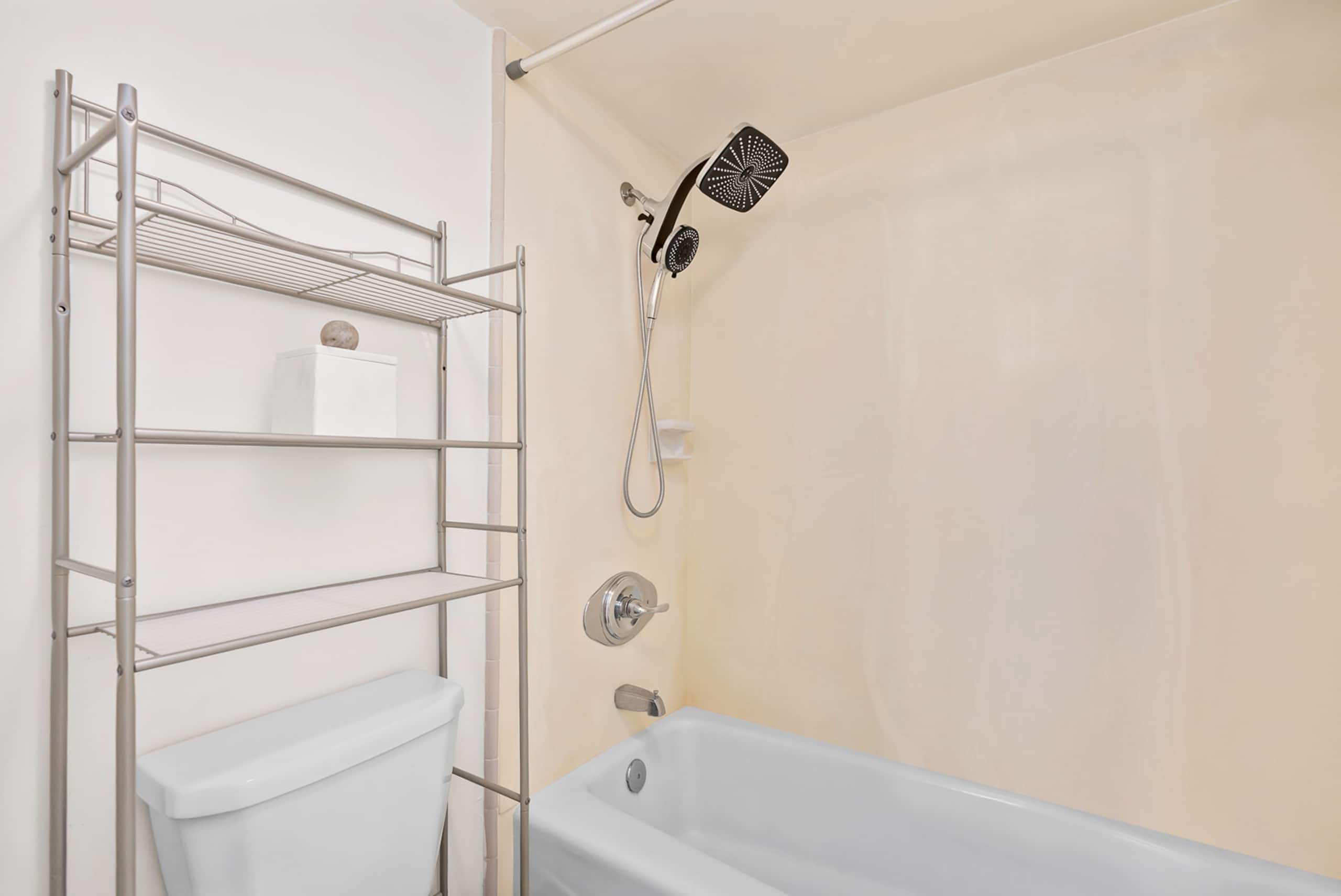 Condo in Honolulu · ★5.0 · 2 bedrooms · 5 beds · 2 private baths - Image 27