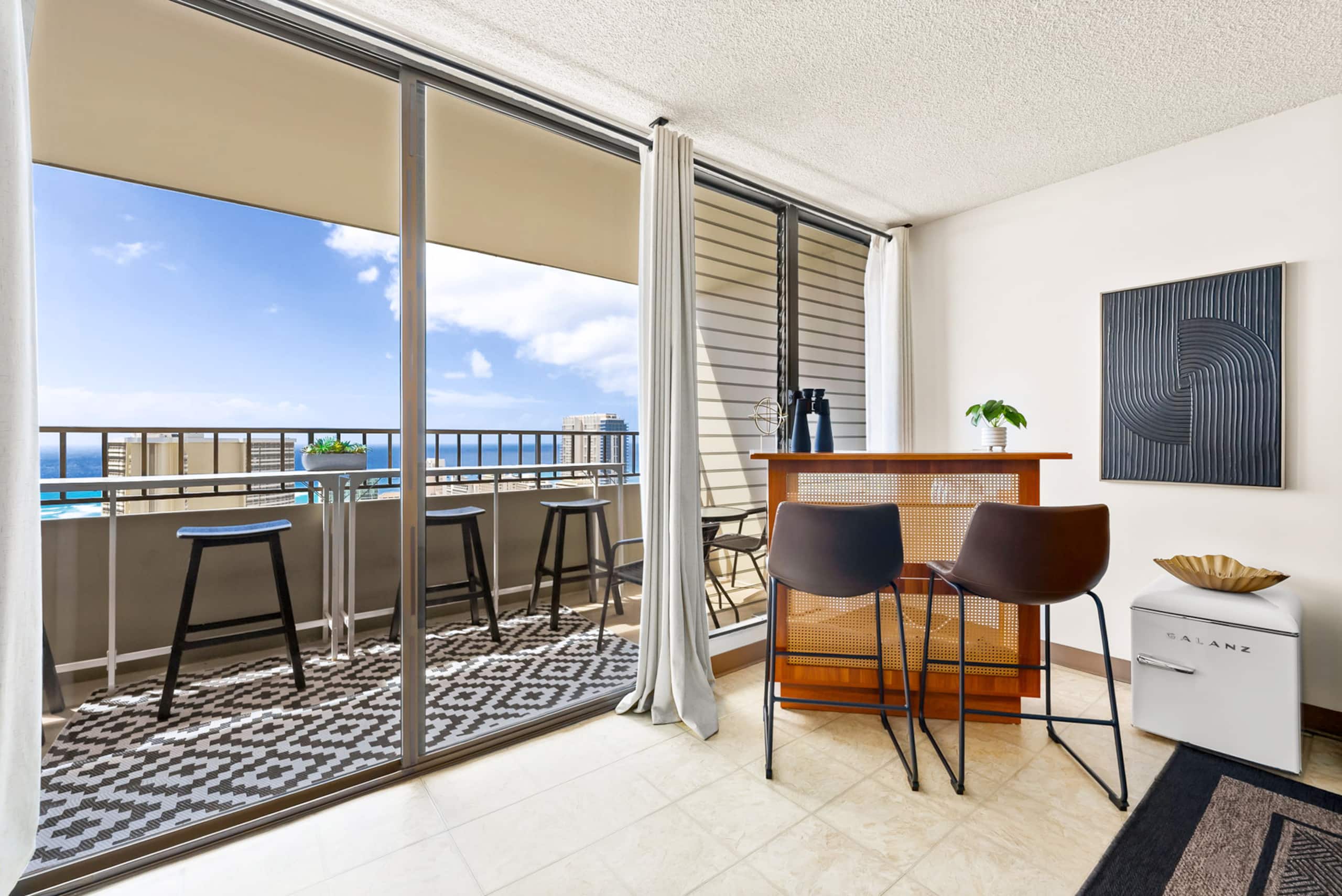 Condo in Honolulu · ★5.0 · 2 bedrooms · 5 beds · 2 private baths - Image 5