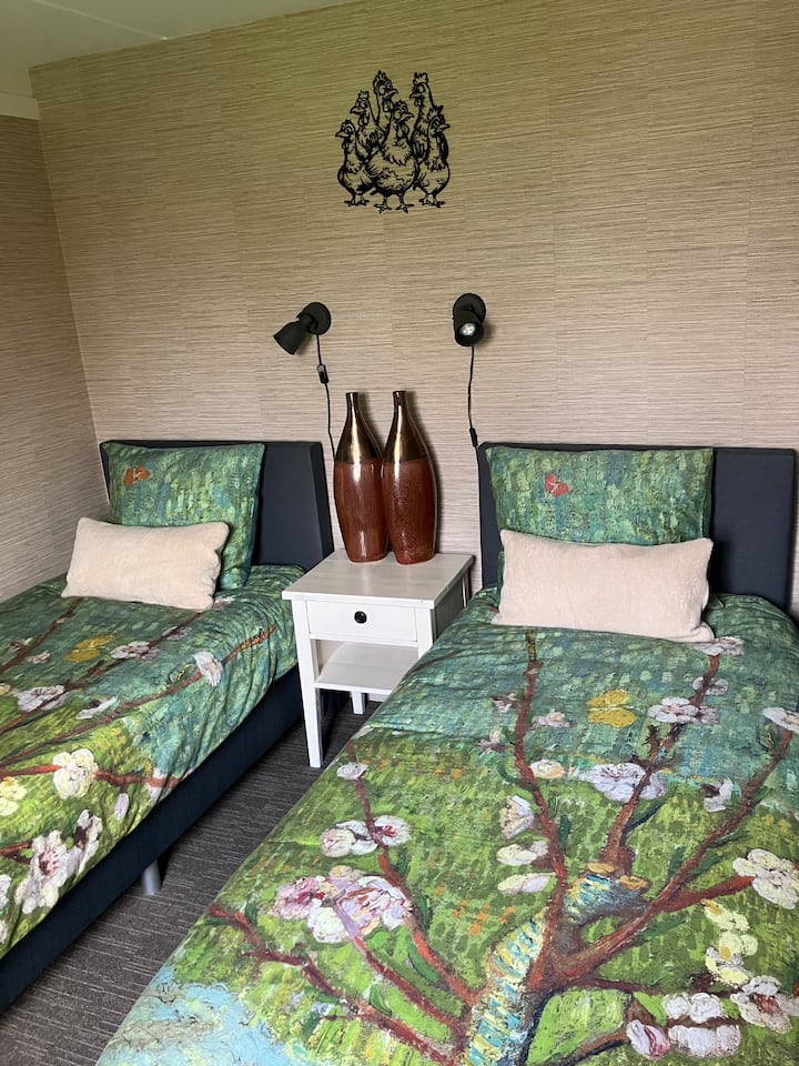 Საძინებელი პირველ სართულზე,                        2 ერთადგილიანი საწოლი. Საძინებელი სააბაზანოსა და ტუალეტის ოთახის გვერდით მდებარეობს. 