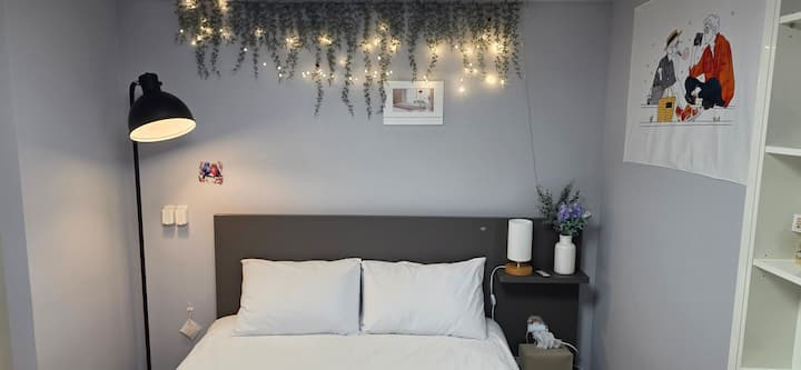 El árbol de Navidad es tan bonito. 