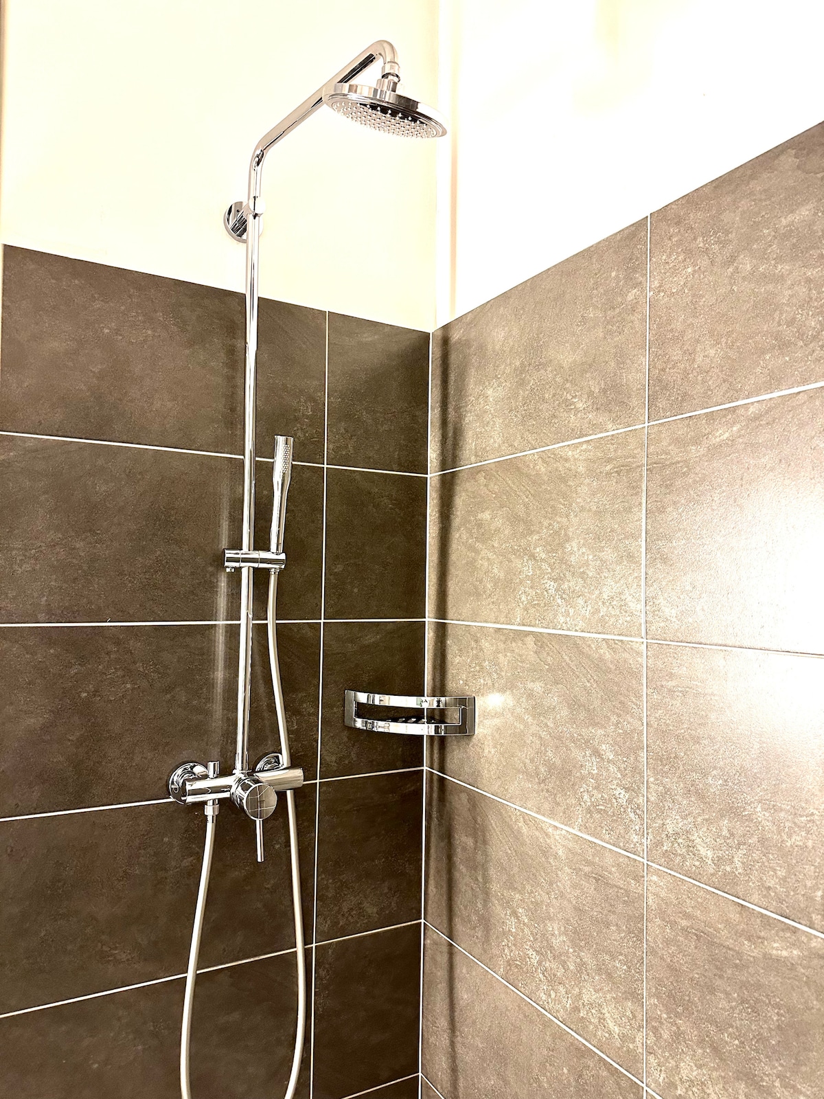 Full bathroom image 2