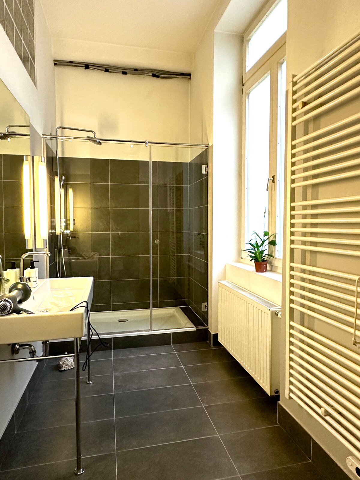 Full bathroom image 1