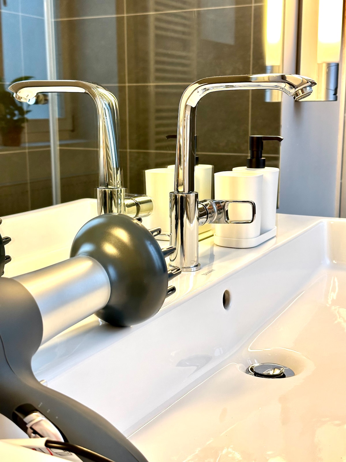 Full bathroom image 4
