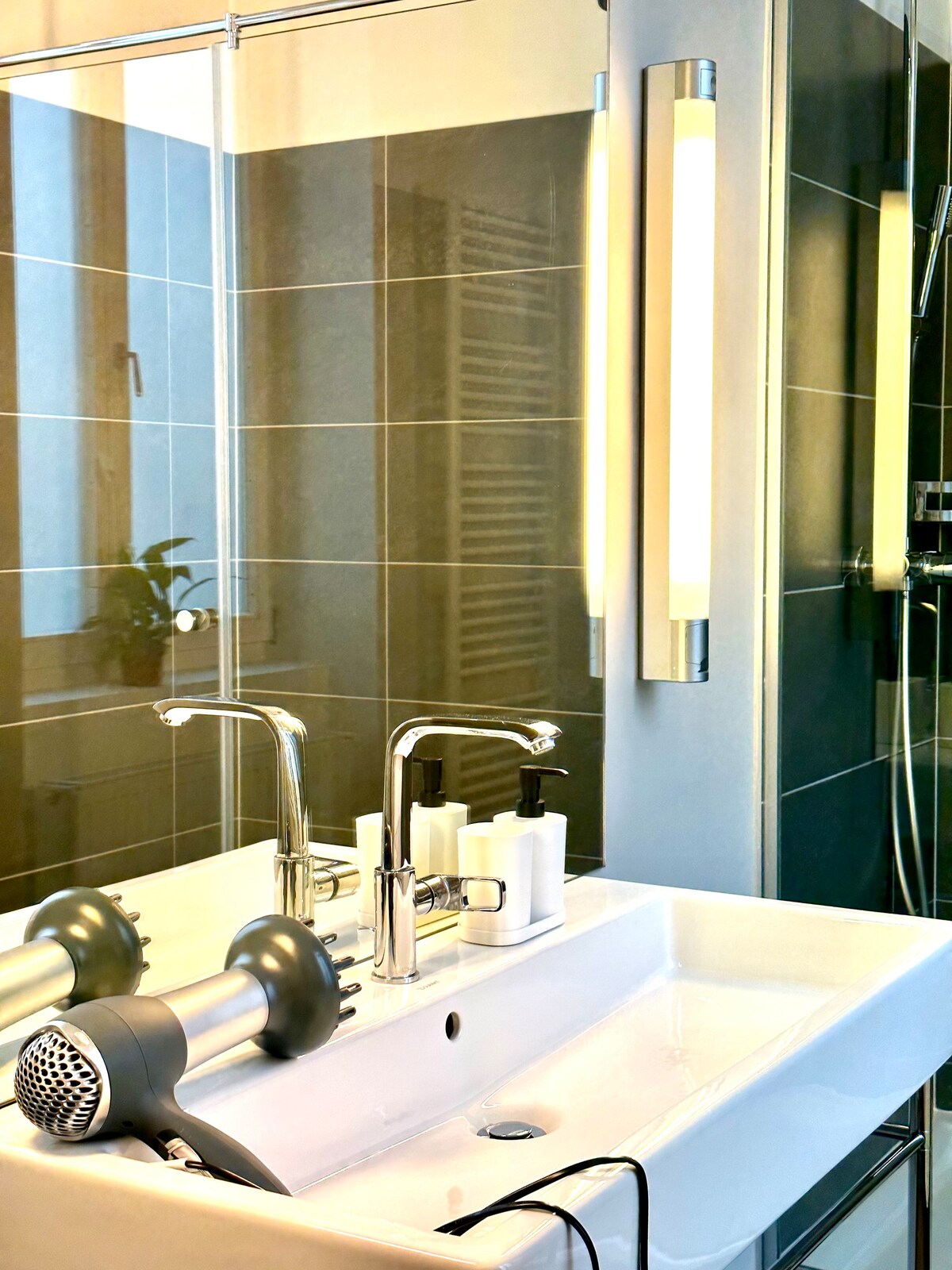 Full bathroom image 3