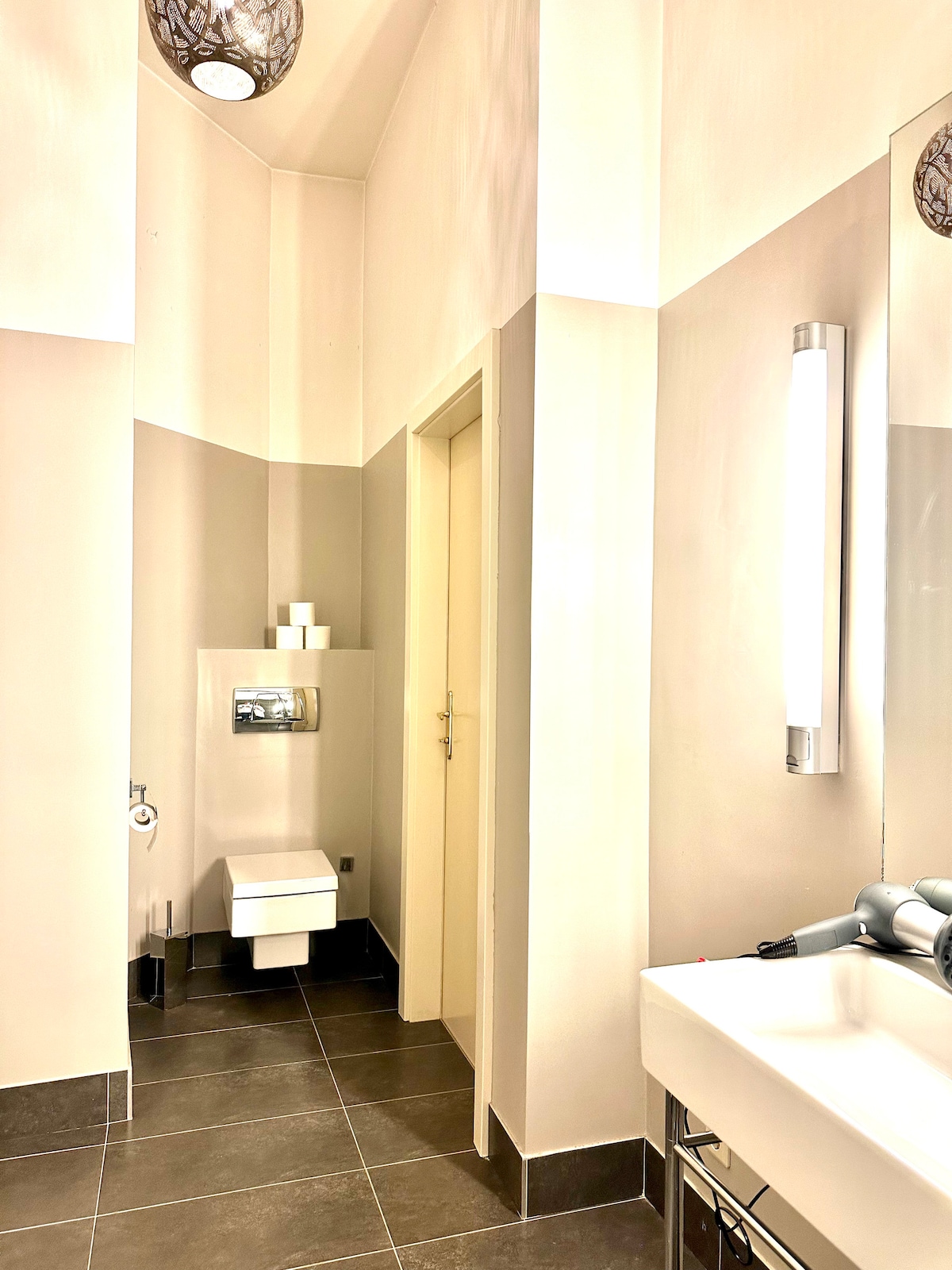 Full bathroom image 5