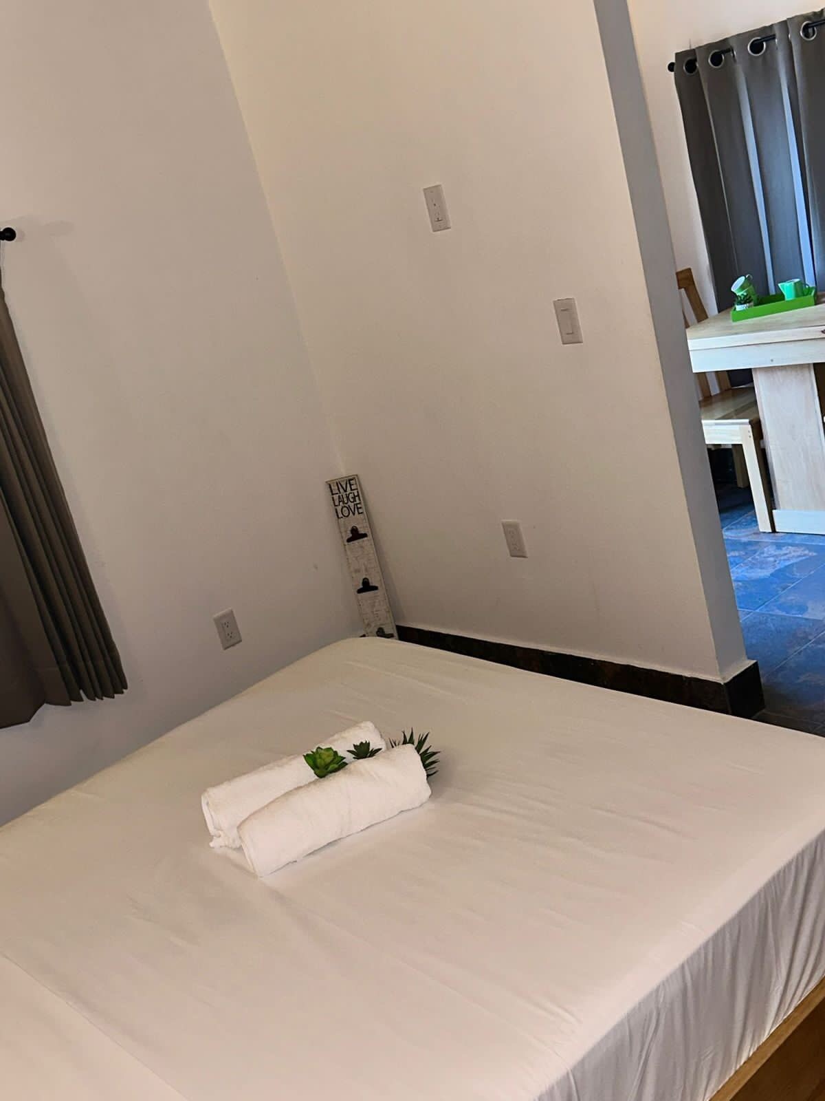 חדר עם מיטה נוחה שנותנת מנוחה טובה