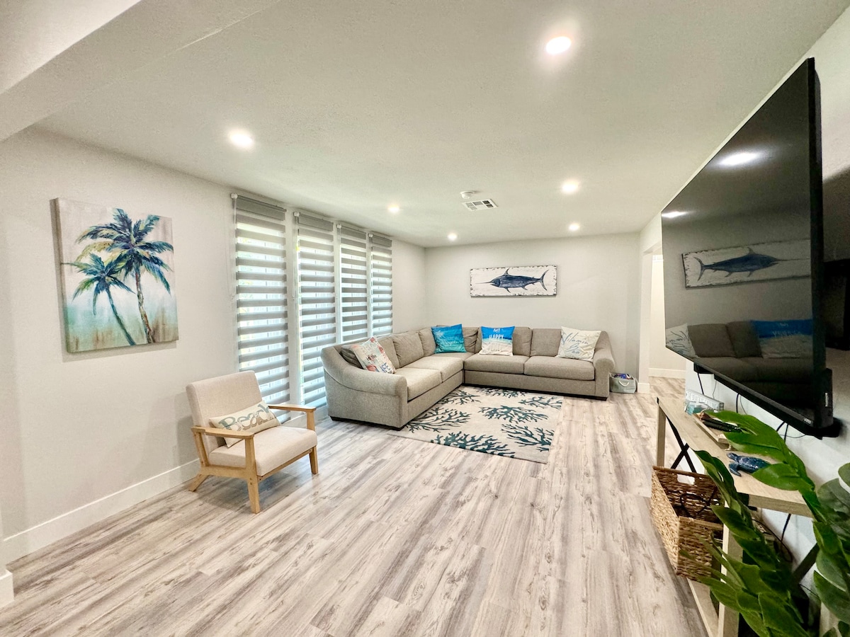 Top performing Airbnb: Family Friendly Pool Home! Heated pool & hot tub in Port Charlotte