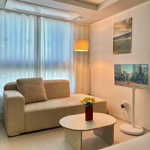 [Review Event 12: 00 Check-out] High-rise./Standard Double/1 minute from Jungangno Station/Luggage Storage/Dongseong-ro/Gyo-dong