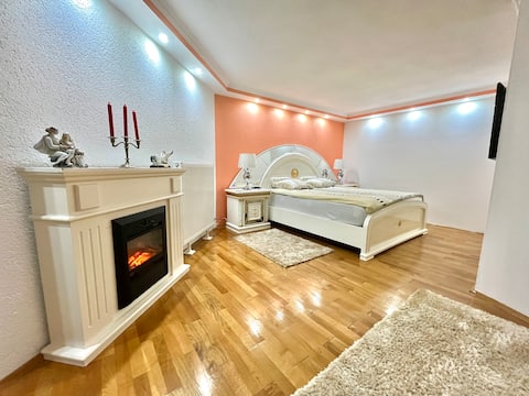Spacious garden apartment